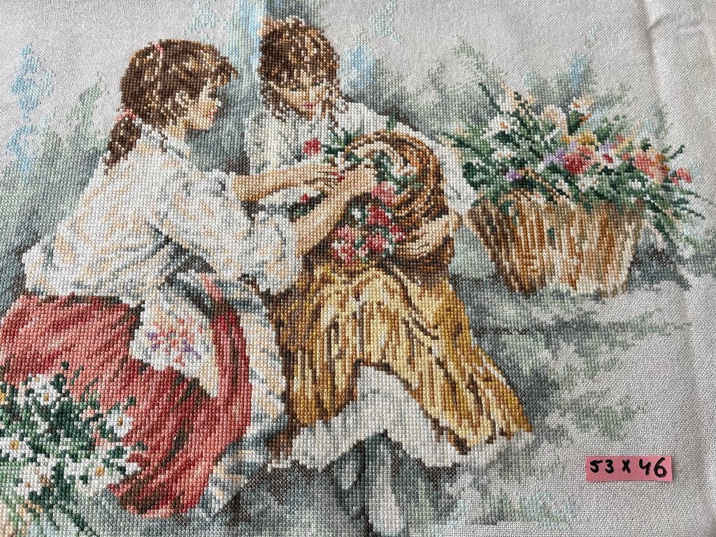 Mooi geborduurde bloemen-meisjes (53 x 46 cm), Huis en Inrichting, Ophalen of Verzenden, Zo goed als nieuw, Schilderij, 5 – 50