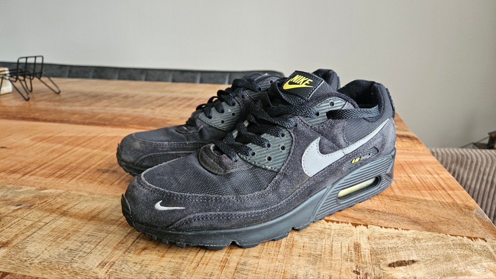 Nike Air Max 90 - Zwart met Gele Details - Maat 43, Kleding | Heren, Zwart, Nike, Ophalen of Verzenden, Sneakers of Gympen
