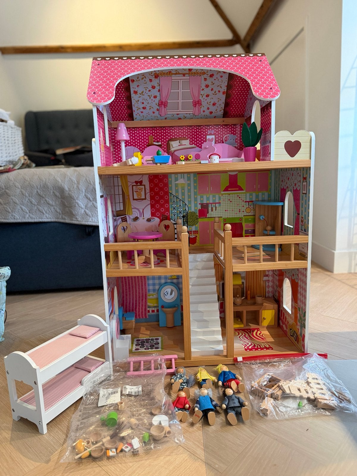 Groot houten poppenhuis met meubels en poppen, Ophalen, Gebruikt, Poppenhuis