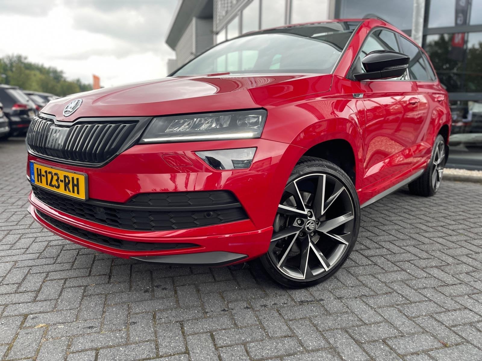 Skoda Karoq 1.5 TSI ACT Sportline Business | DSG | Panorama, 4 cilinders, 150 pk, Automatische klimaatregeling, Bedrijf