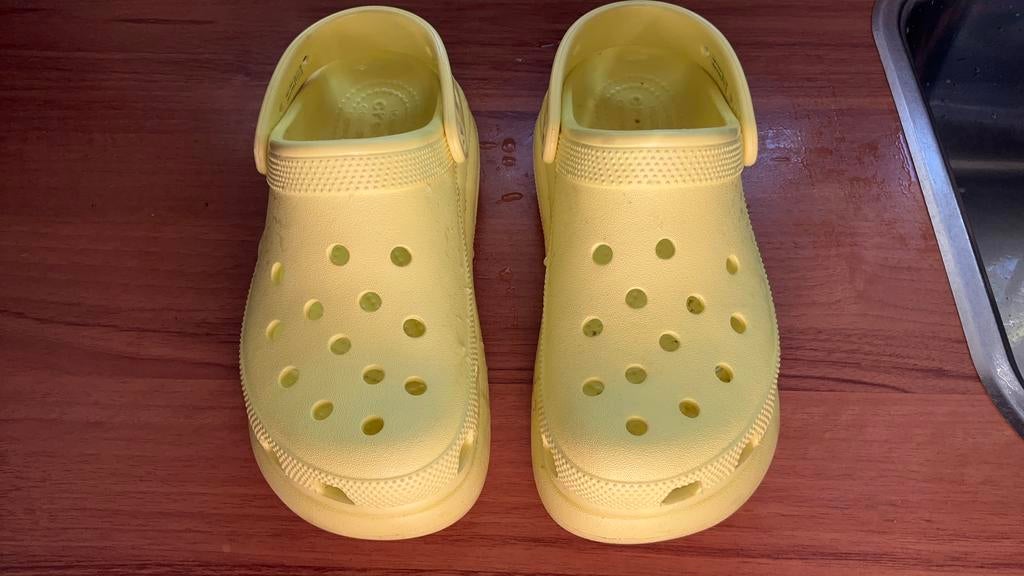 Crocs de echte met hoge zool maat 37 38, Kleding | Dames, Schoenen, Ophalen of Verzenden, Zo goed als nieuw, Geel, Sandalen of Muiltjes