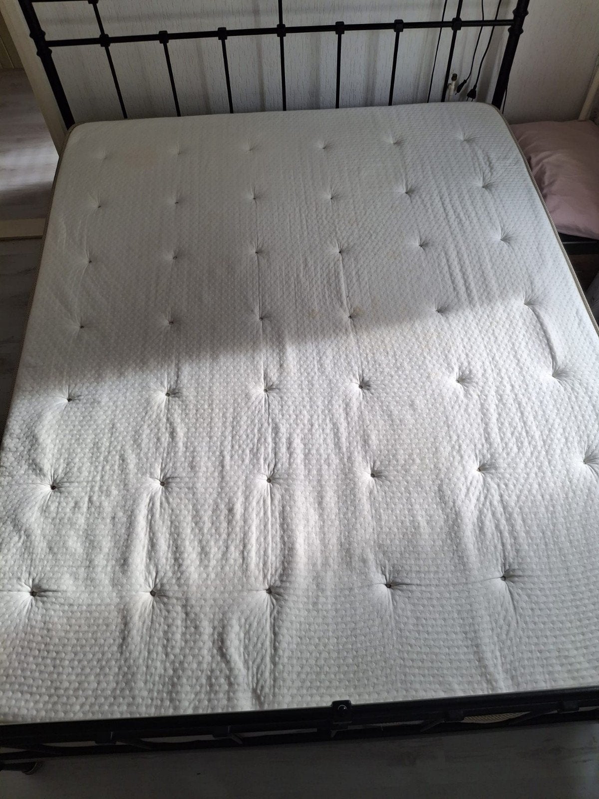 Gratis af te halen: Stevige topper 160x200 met vlek, Huis en Inrichting, Ophalen, Gebruikt, Tweepersoons, Matras