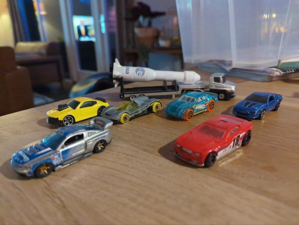 Speelgoed autootjes en vrachtwagen met raket, Ophalen of Verzenden