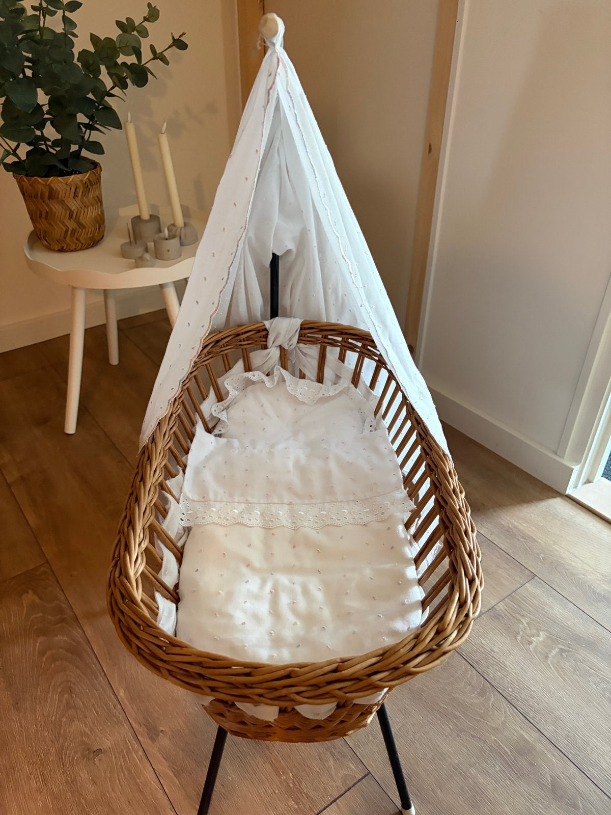 Vintage poppenwiegje met bekleding, Ophalen, Zo goed als nieuw, Babypop