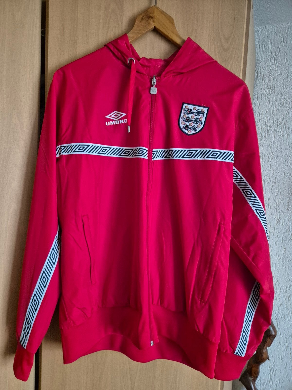 Umbro England Trainingsjack Rood - Nieuwstaat, Ophalen of Verzenden, Nieuw, Buitenlandse clubs, Overige typen