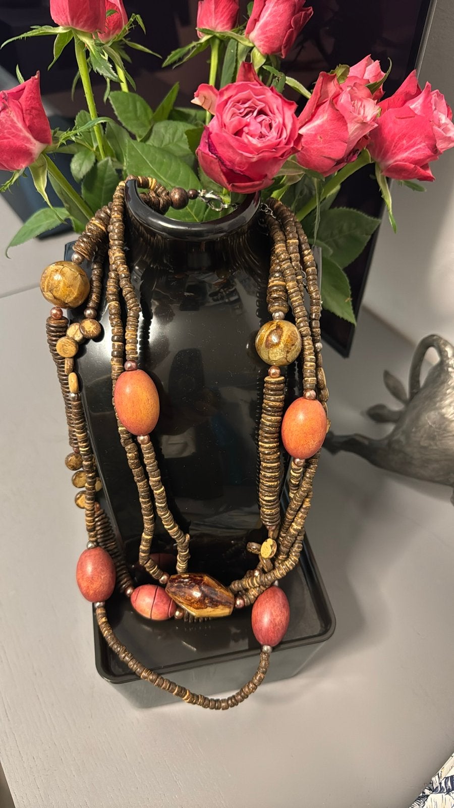 Dames ketting met houten kralen en oranje accenten, Ophalen of Verzenden, Gebruikt, Bruin, Overige materialen