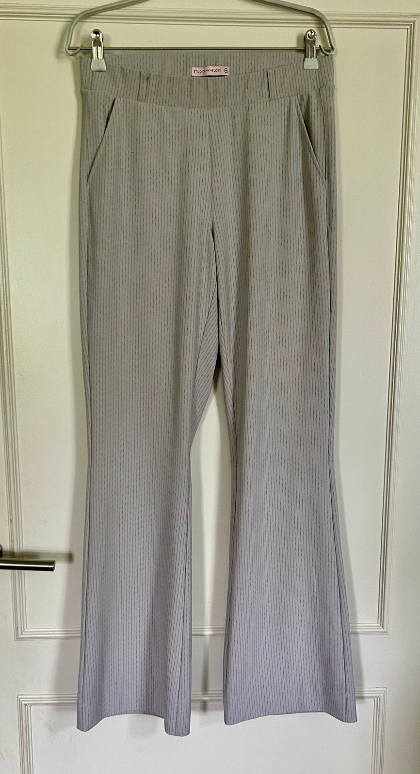 Lichtgrijze met pinstripe Studio Anneloes Flared broek S., Verzenden, Zo goed als nieuw, Grijs, Lang