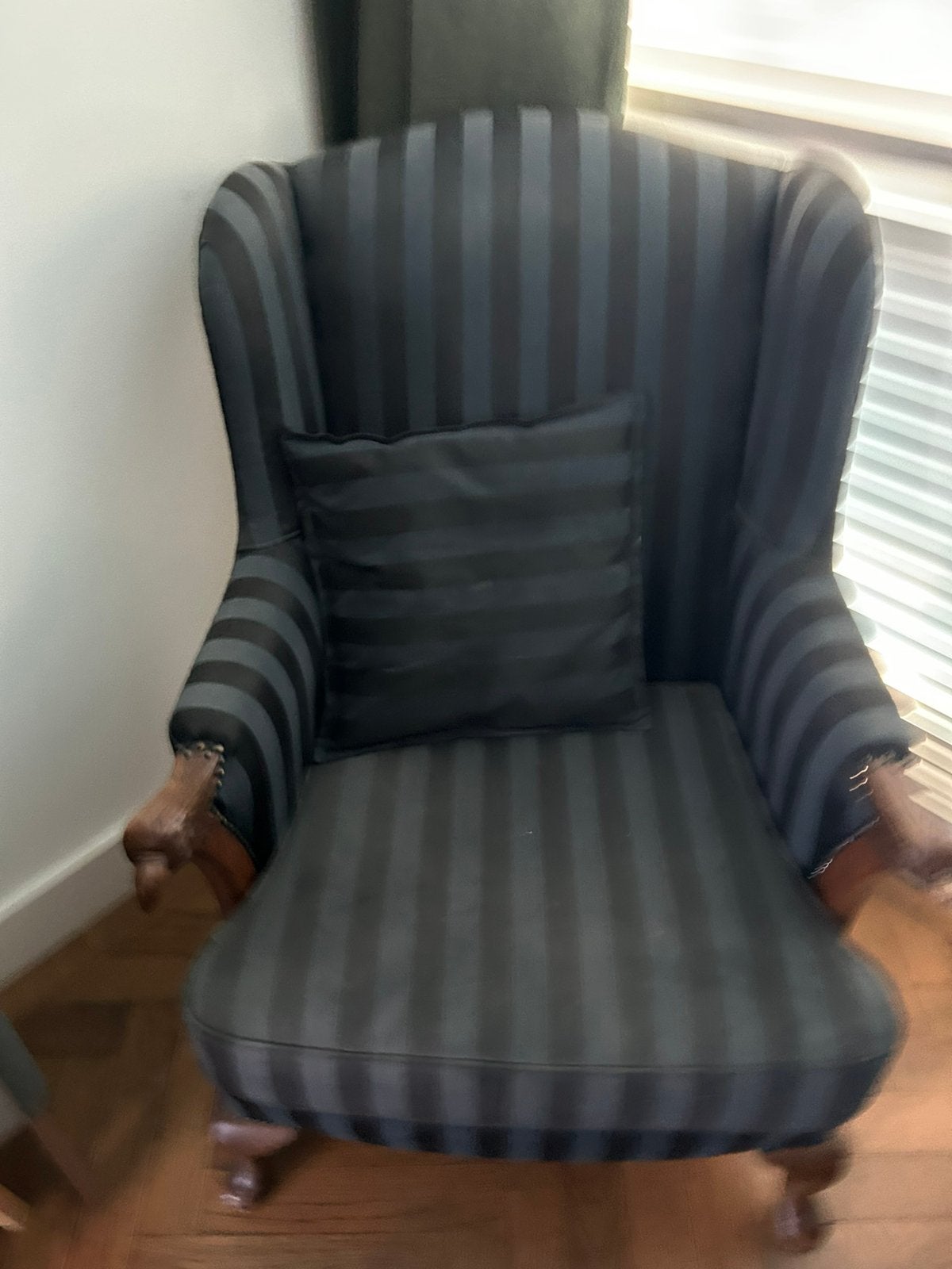 Antieke Engelse oorfauteuil ca. 1920 – gesneden arendskoppen, Huis en Inrichting, Ophalen, Minder dan 75 cm, Stof, 50 tot 75 cm