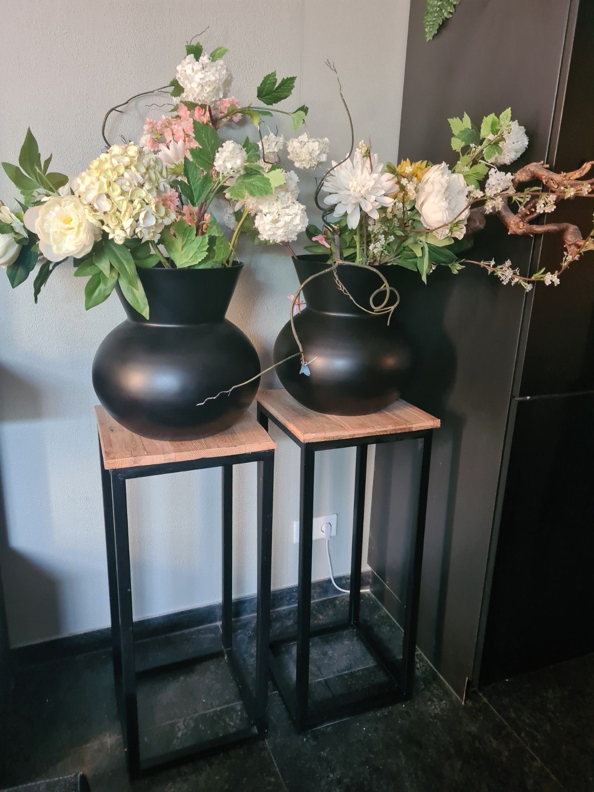 2 mooie zuilen met pot en bloemen, Ophalen, Zo goed als nieuw