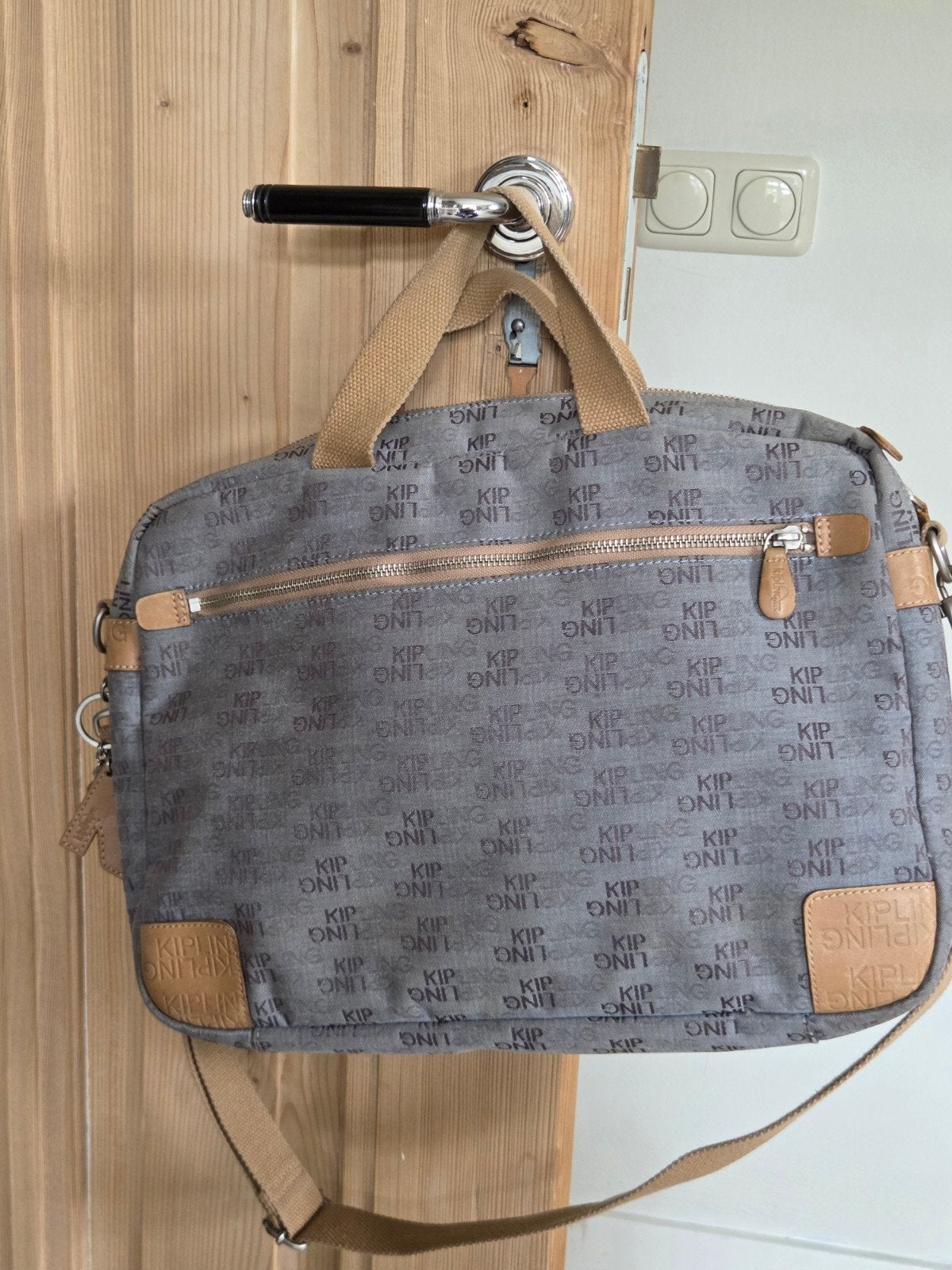 Kipling schoudertas/laptoptas met aapje en K-hanger, Ophalen of Verzenden, Gebruikt, Grijs, Schoudertasje