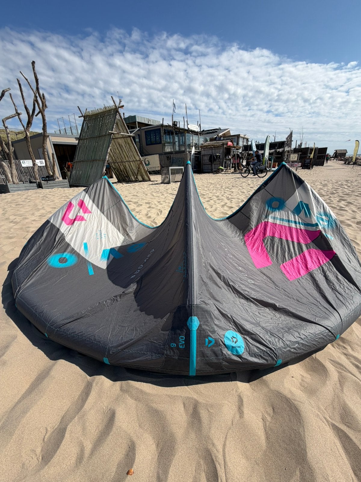 Duotone Evo 9m kite + Trust Bar (2023), 9 m², Geen board, Ophalen of Verzenden, Zo goed als nieuw
