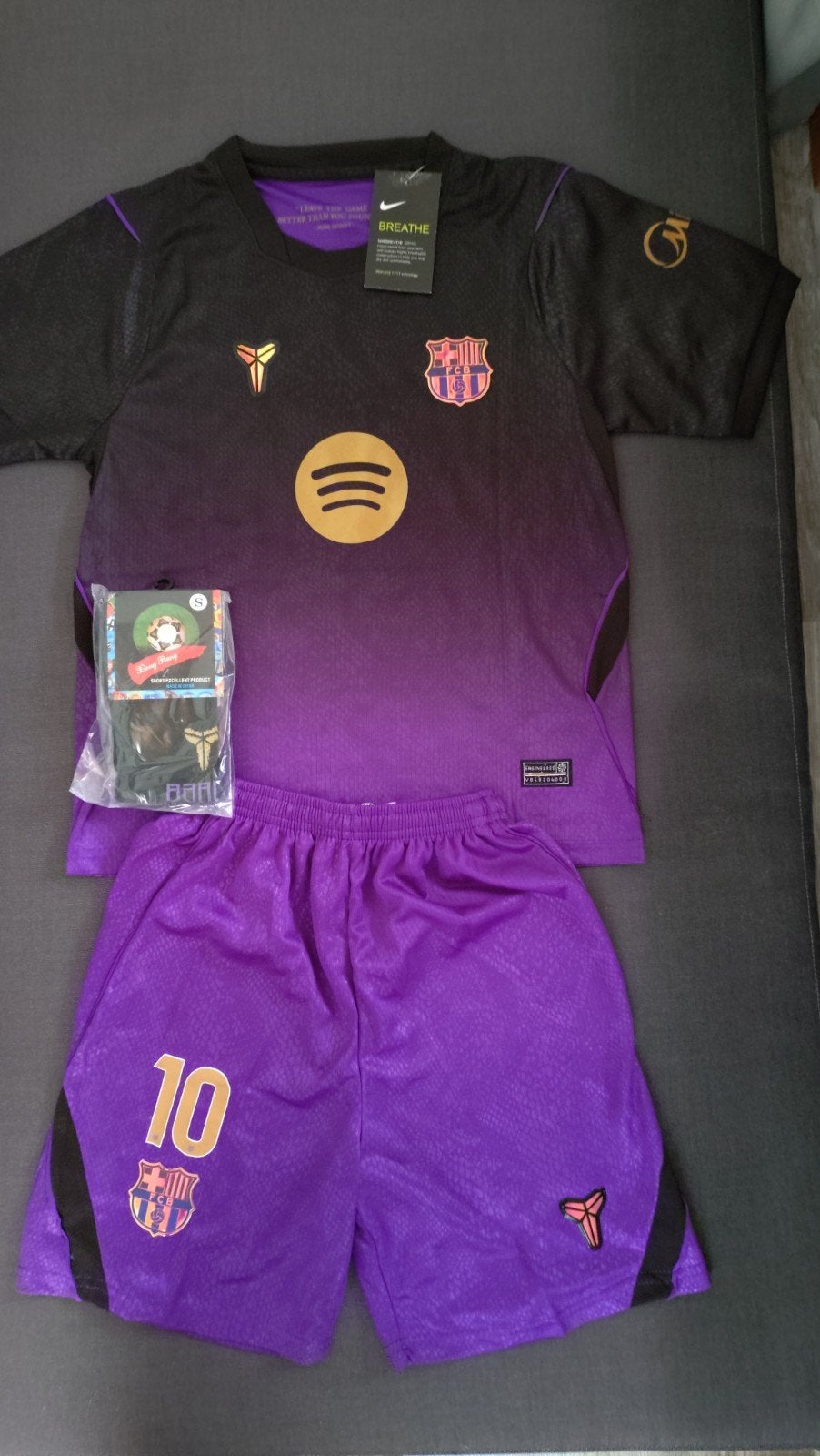 Barcelona uittenue. Lamine Yamal. Kids, Sport en Fitness, Voetbal, Maat XS of kleiner, Ophalen of Verzenden, Nieuw, Shirt