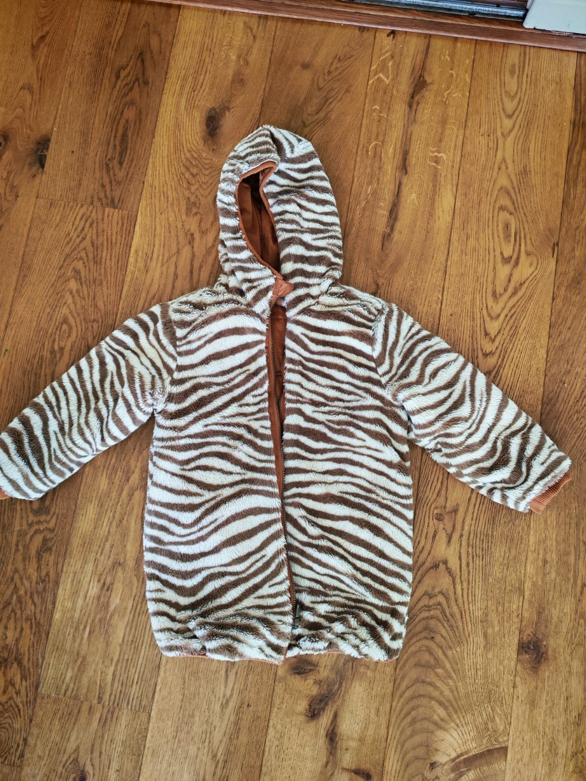 Omkeerbare jas met zebraprint - Maat 128, Gebruikt, Jongen of Meisje, Ophalen of Verzenden, Onbekend