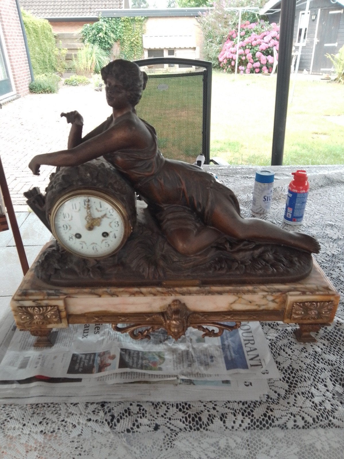 Grote bronzen pendule met vrouwelijk beeld op marmeren voet, Antiek en Kunst, Ophalen
