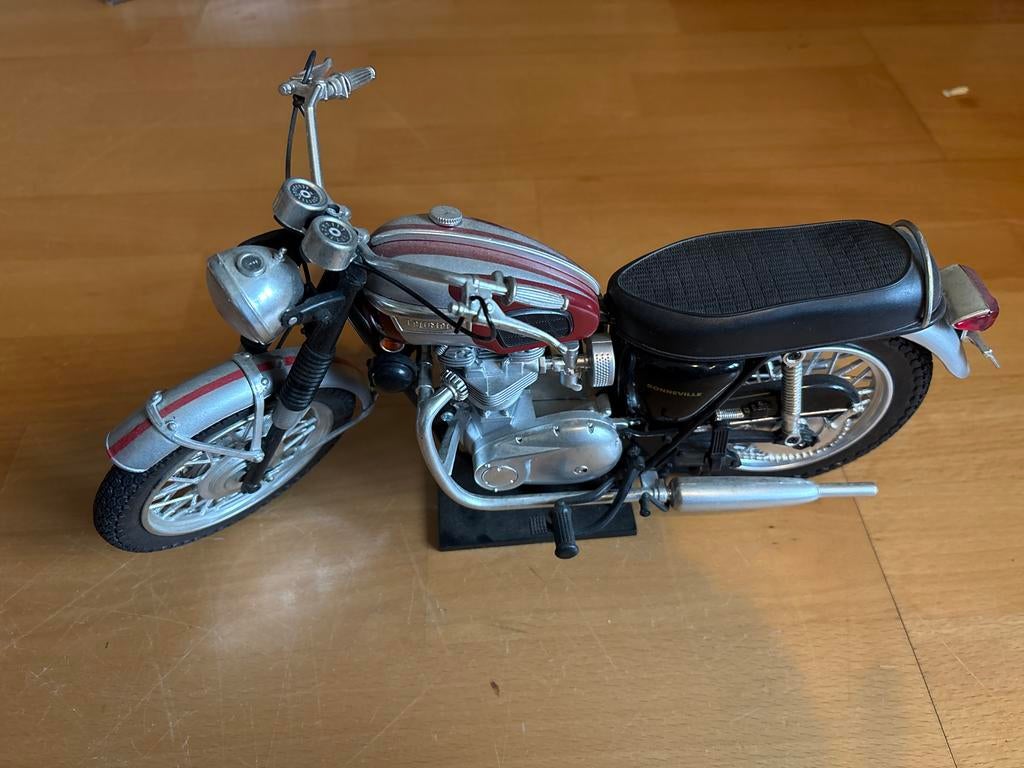 Triumph Bonneville schaalmodel motorfiets, Hobby en Vrije tijd, 1:50 of kleiner, Overige typen, Zo goed als nieuw, Ophalen