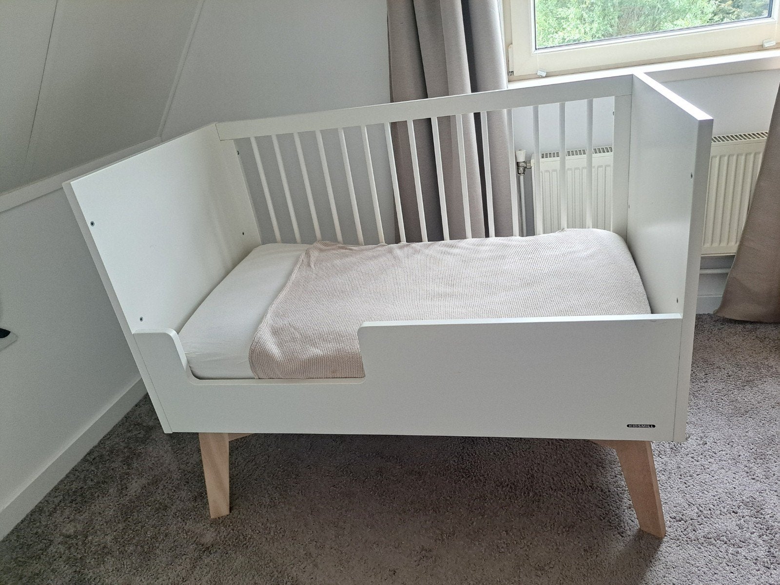 Kidsmill Sixties Babybed Wit Mat/Naturel 60x120 cm, Kinderen en Baby's, Babywiegjes en Ledikanten, Ophalen, Gebruikt, Ledikant