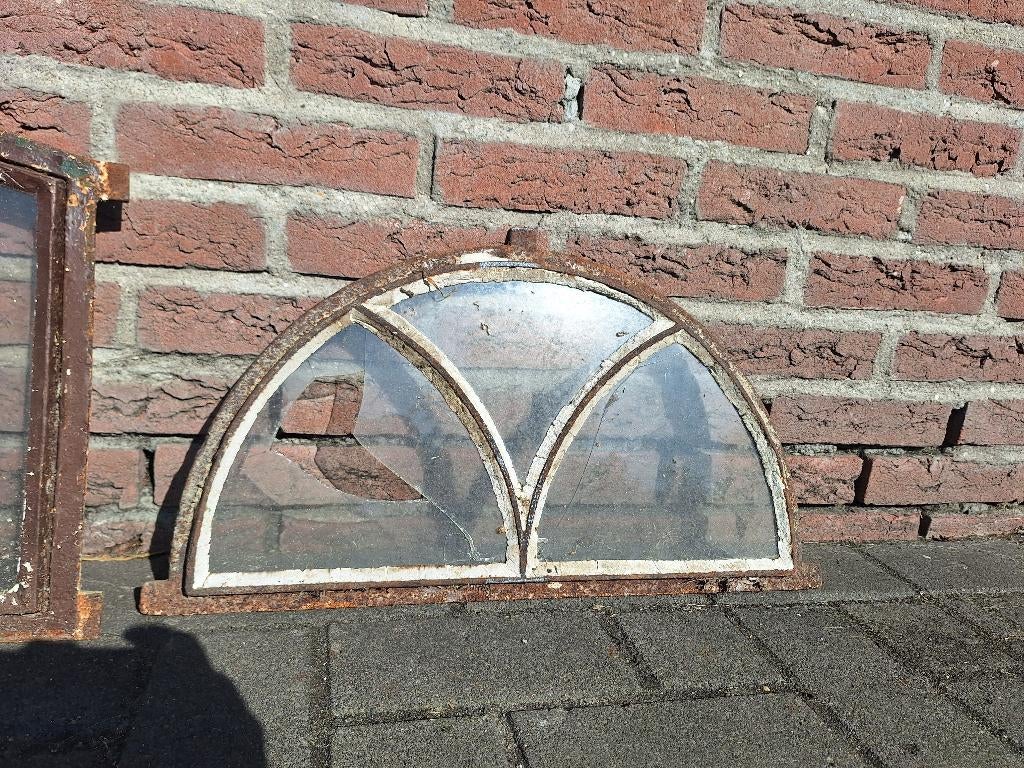 gietijzeren stalraampje uit 1924 brocante, Ophalen