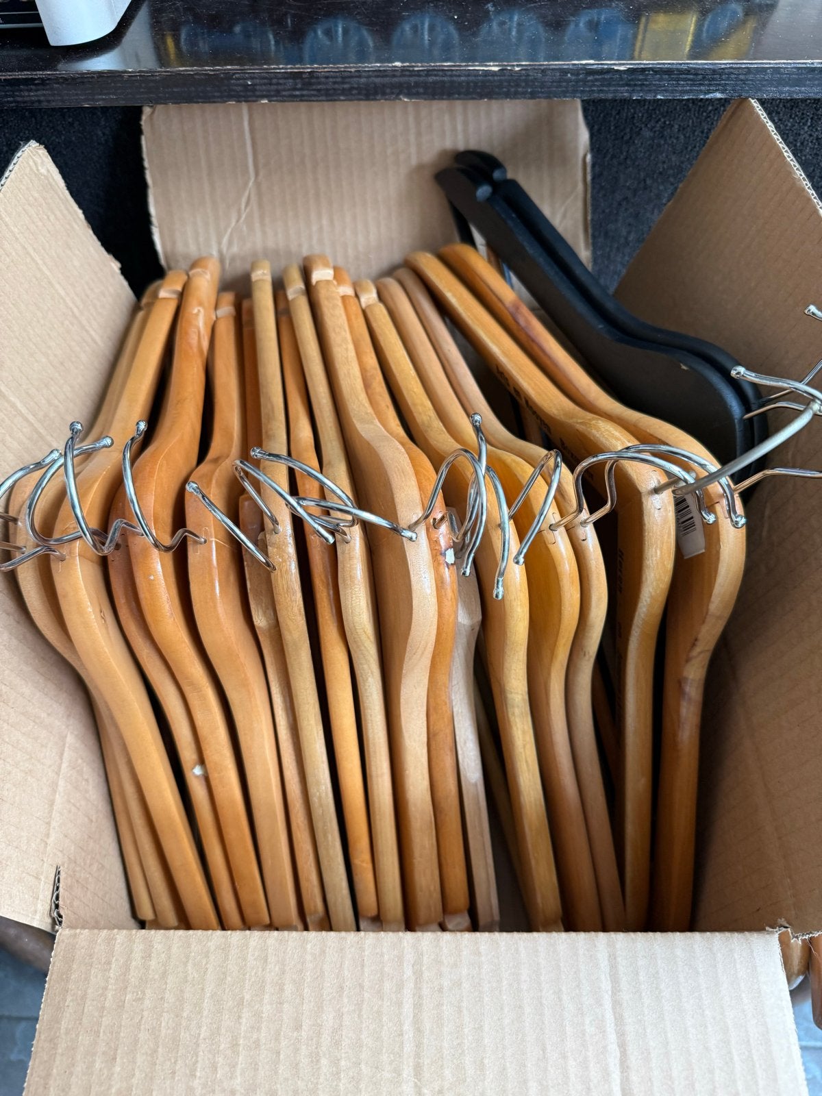 60 houten en witte kledinghangers, Ophalen of Verzenden, Gebruikt, Hout, Volwassenen