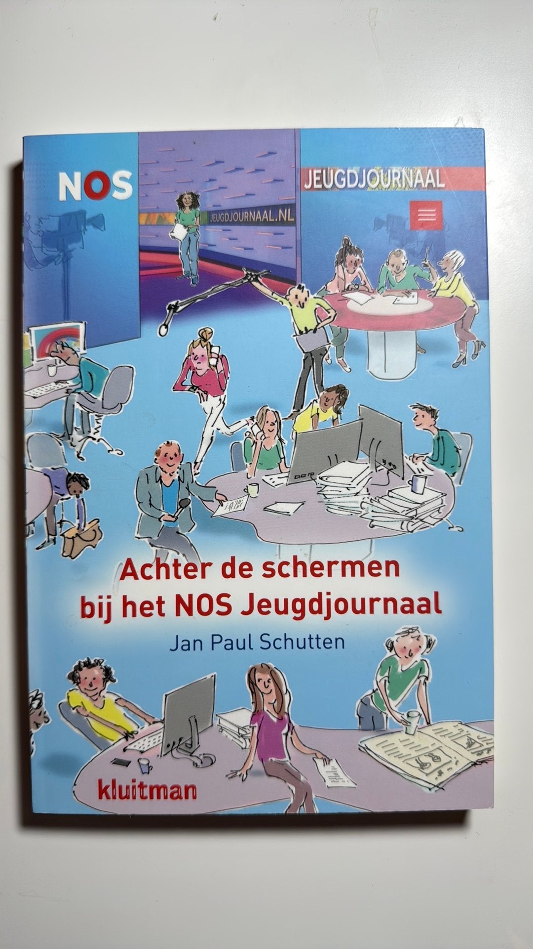 Achter de schermen bij het NOS jeugdjournaal, Jan Paul Schutten, Non-fictie, Ophalen of Verzenden, Zo goed als nieuw