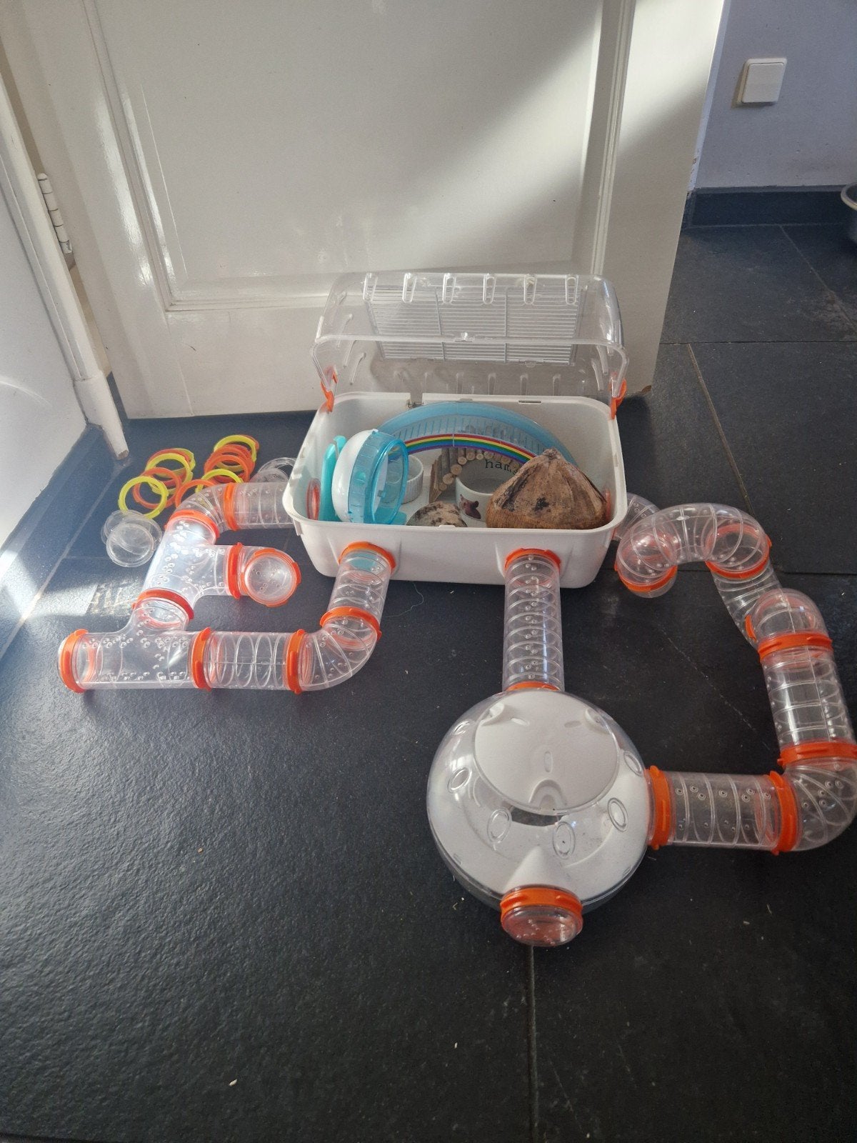 Witte Dwerghamsterkooi met buizen

Ringen - oranje: 30 Geel:, Ophalen, Minder dan 75 cm, Kooi, Minder dan 60 cm