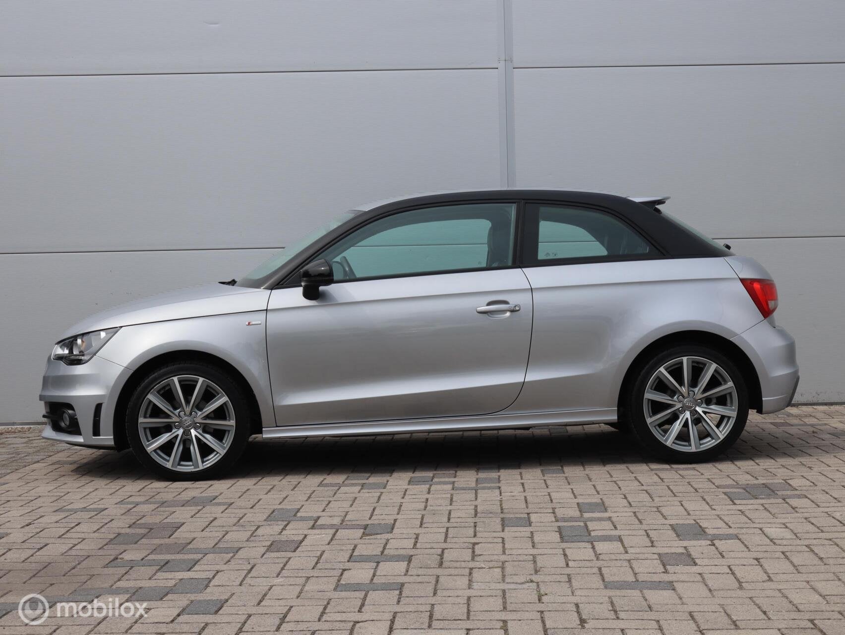 Audi A1 1.2 TFSI S line Leer Airco Cruise 17 inch two tone, Voorwielaandrijving, Euro 5, 86 pk, Zwart