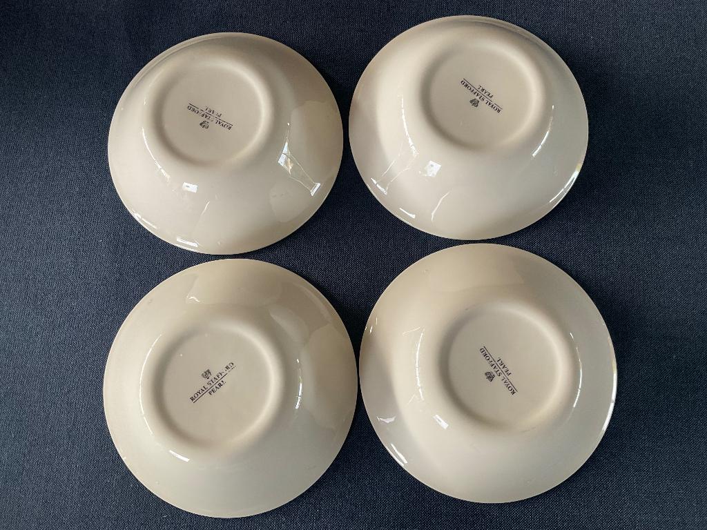 4 dessertschaaltjes royal Stafford pearl, Huis en Inrichting, Keuken | Servies, Ophalen of Verzenden, Zo goed als nieuw, Porselein