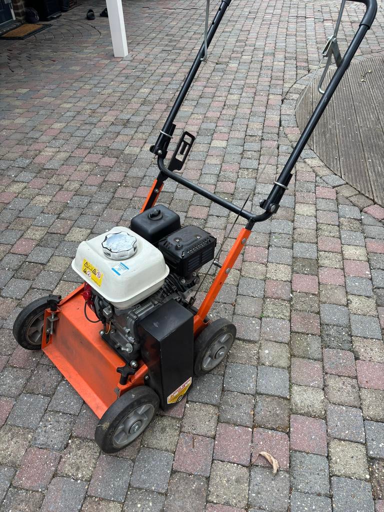 TE HUUR Eliet E401 VM Verticuteermachine, Ophalen, Gebruikt, 40 t/m 49 cm, Benzine-grasmaaier