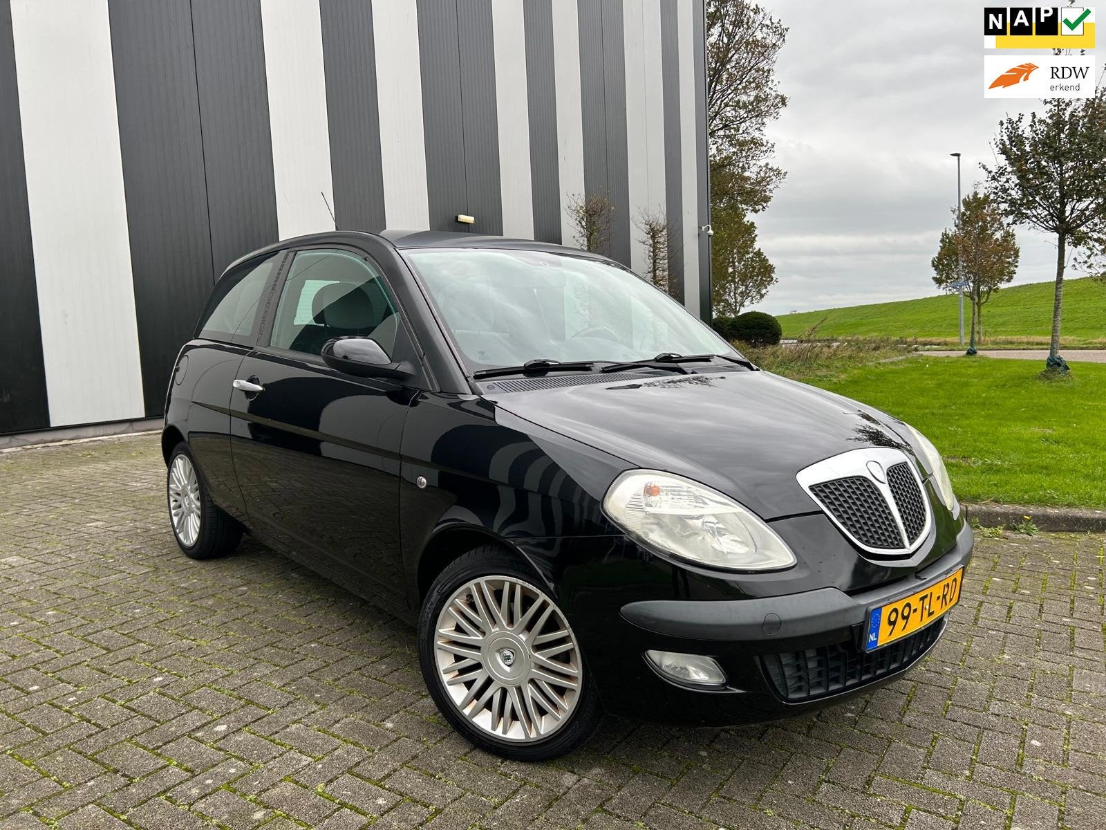 Lancia Ypsilon 1.4-16V MomoDesign Nw APK-Lage Km-Airco-Lmv-E, Auto's, Voorwielaandrijving, 15 km/l, 400 kg, Zwart