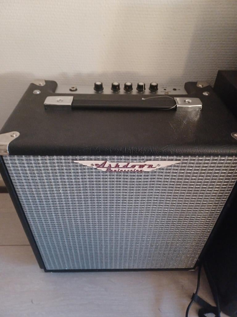 Ashdown studio 8 Bas versterker Als Nieuw, Muziek en Instrumenten, Versterkers | Bas en Gitaar, Zo goed als nieuw, 100 watt of meer