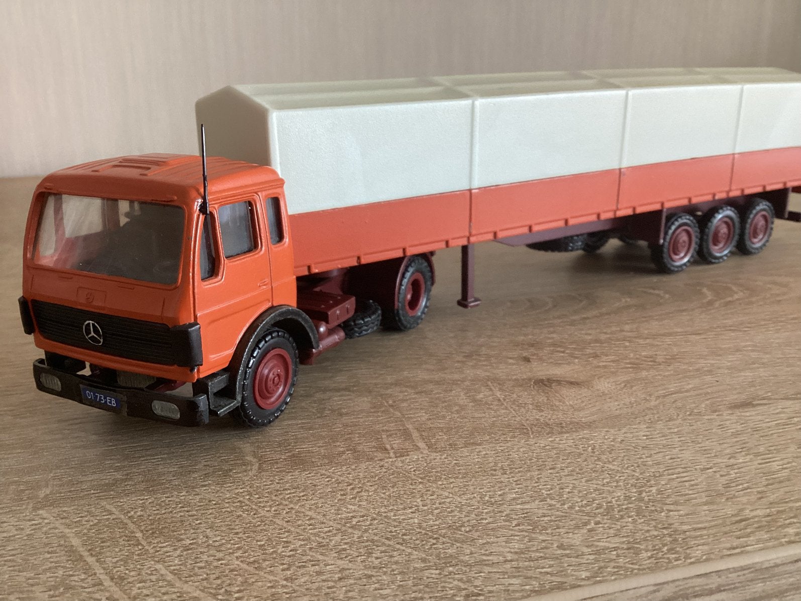 Zgan Mercedes met kantel cabine antenne Huifoplegger NZG, Hobby en Vrije tijd, Ophalen of Verzenden, Zo goed als nieuw, Bus of Vrachtwagen