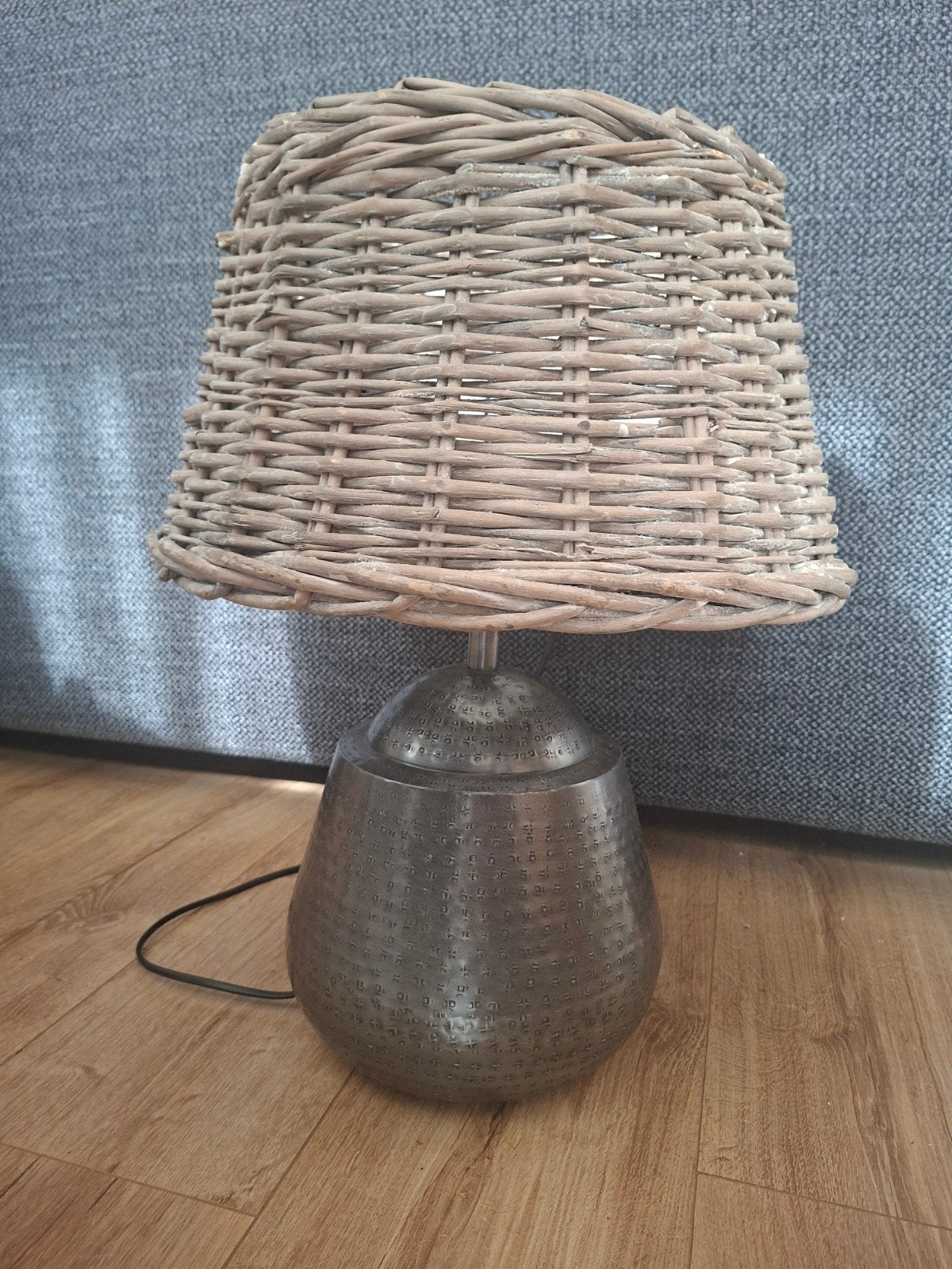 Tafellamp met rieten kap en metalen voet, Ophalen, Gebruikt, Sfeerlamp, Metaal
