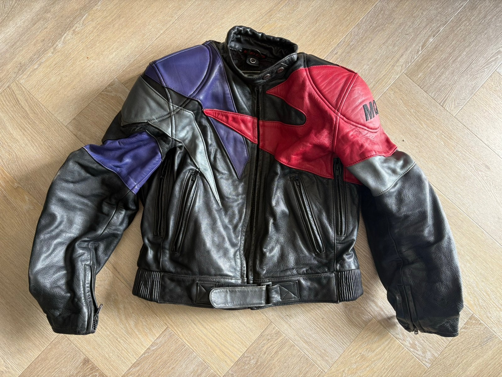 Dames MQP motorjas maat 42 kleur paars/rood/zwart, Ophalen, Tweedehands, Dames, Jas | leer