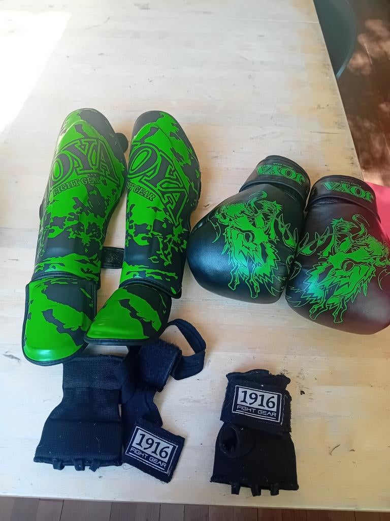 Kickboks set voor kind - Zo goed als nieuw, Overige, Maat XS of kleiner, Vechtsportbescherming, Ophalen of Verzenden