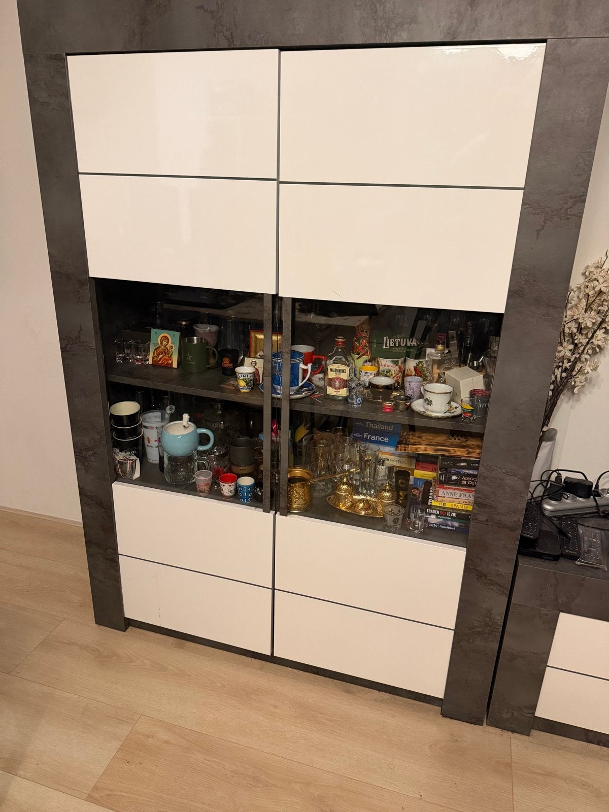Moderne Vitrinekast met Glazen Deuren en Opbergruimte, Huis en Inrichting, Ophalen, Kunststof, 50 tot 100 cm, Zo goed als nieuw