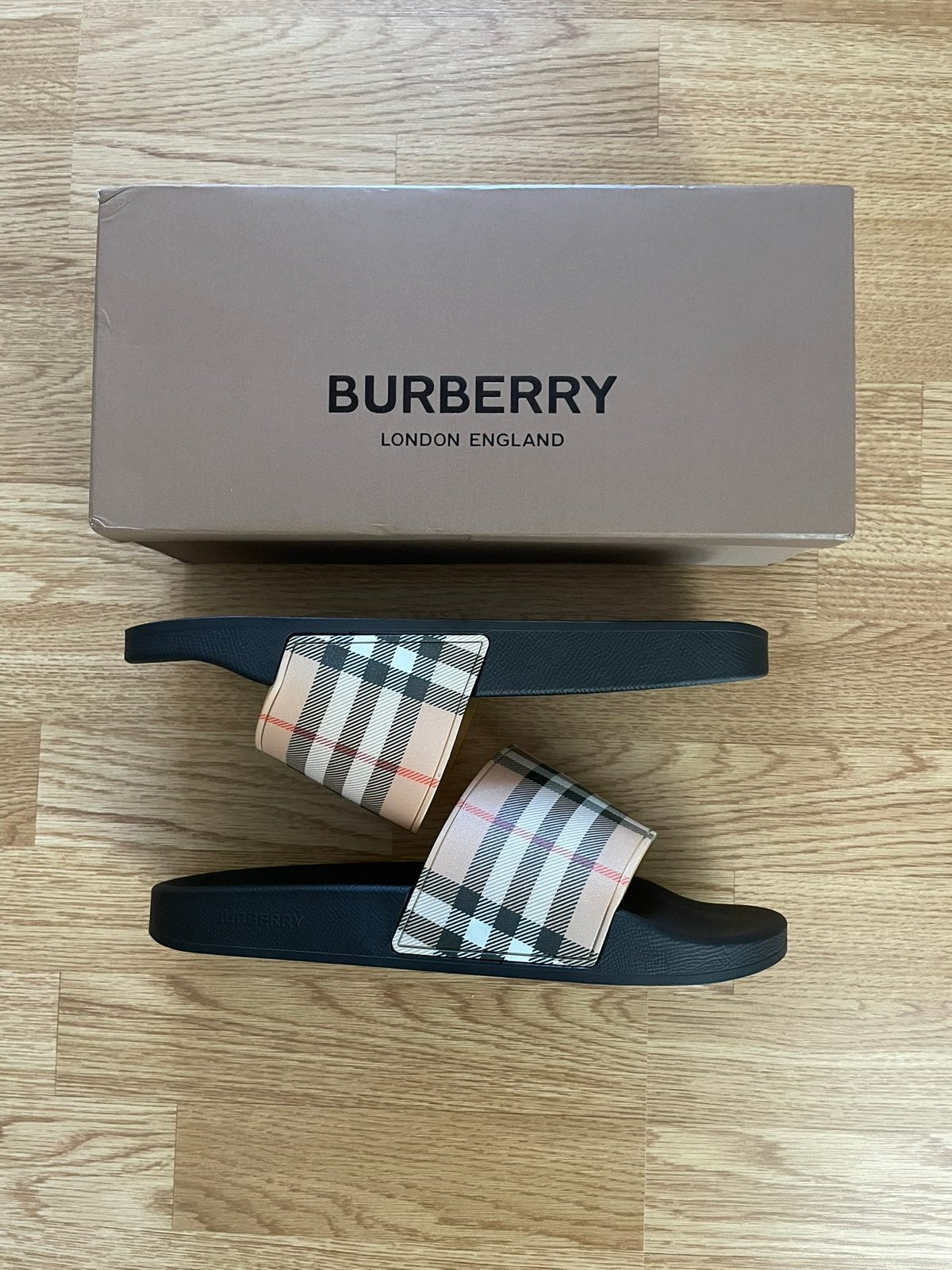Burberry Slippers, Ophalen of Verzenden, Nieuw, Zwart