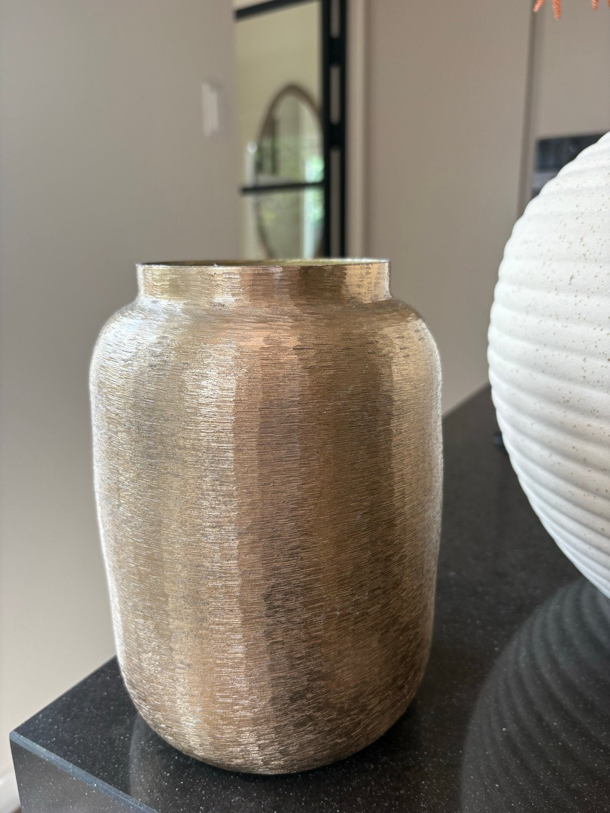 Leen Bakker Vaas Gregor Messingkleurig Aluminium 20x15cm, Met patroon/structuur, Ophalen of Verzenden, Zo goed als nieuw, Metaal
