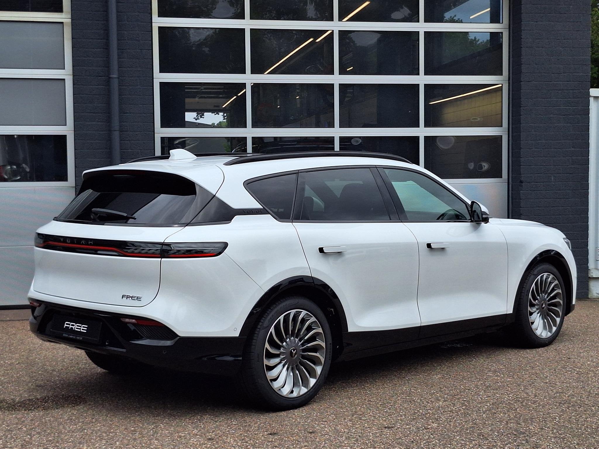 VOYAH Free Flagship Edition 4WD 106 kWh | Black Line | Panor, Auto's, Voyah, Automaat, 12 maanden, Zwart, Wit
