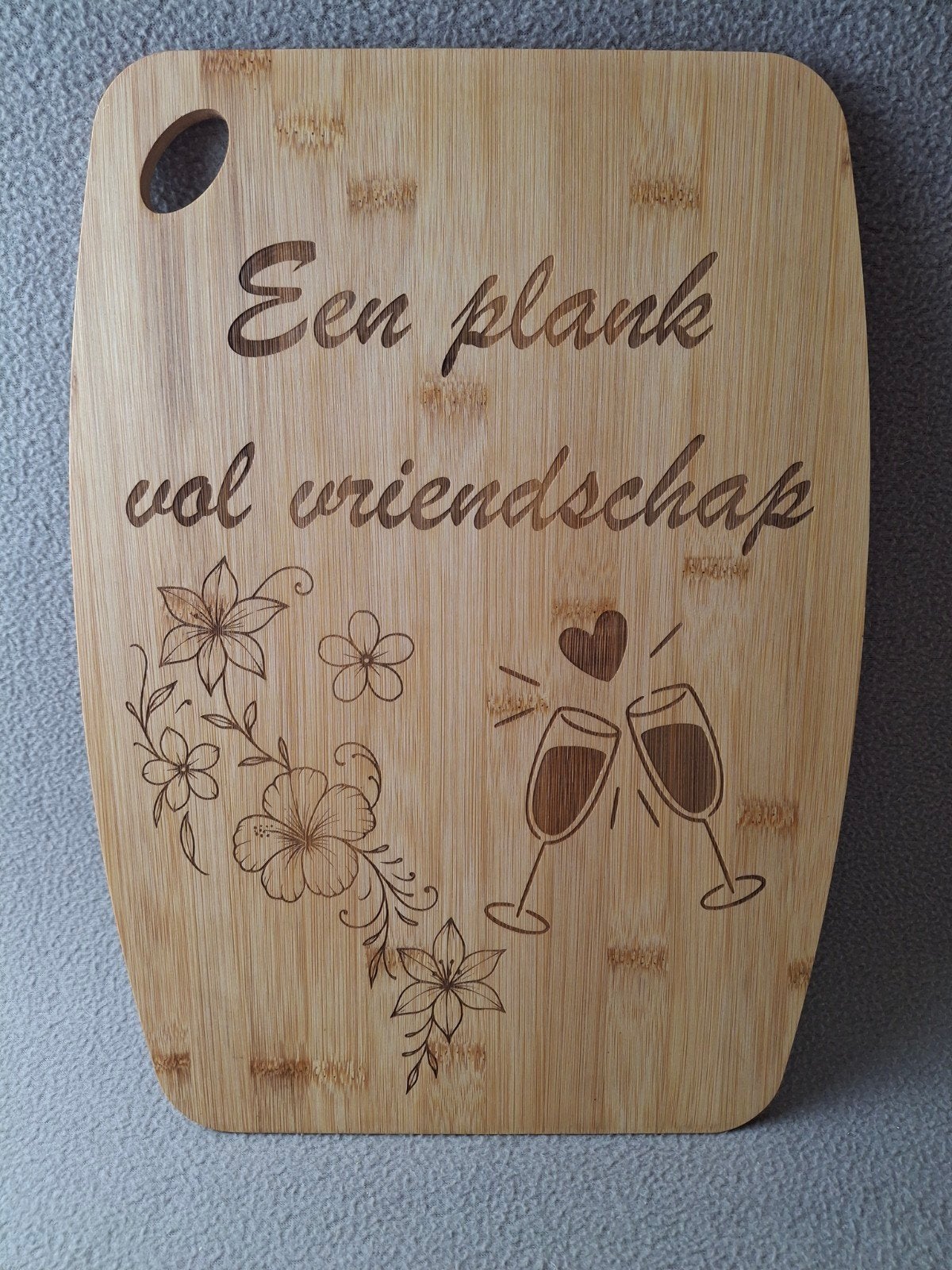 Snijplank bamboe met gravure 'Een plank vol vriendschap', Huis en Inrichting, Hout, Snij-/serveerplank, Nieuw, Ophalen of Verzenden