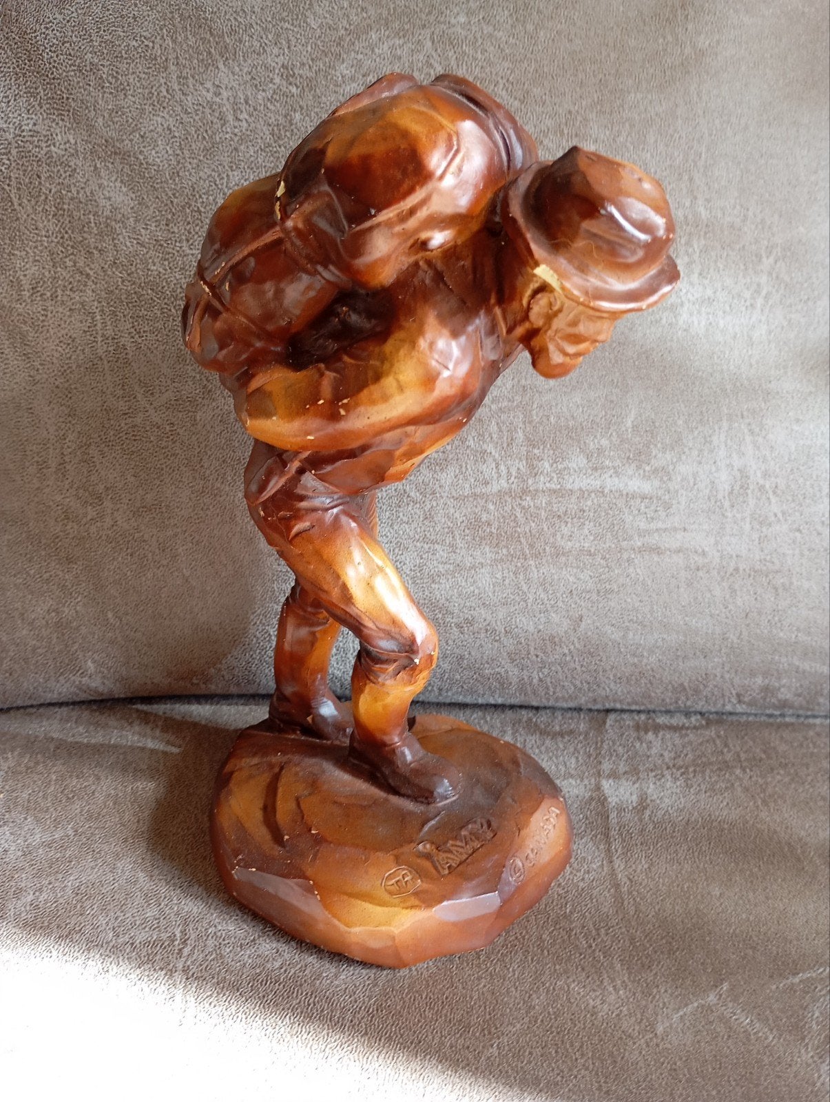 Een vintage hars (resin) sculptuur van Amy, Ophalen of Verzenden, Beeld, Bruin, Klassiek