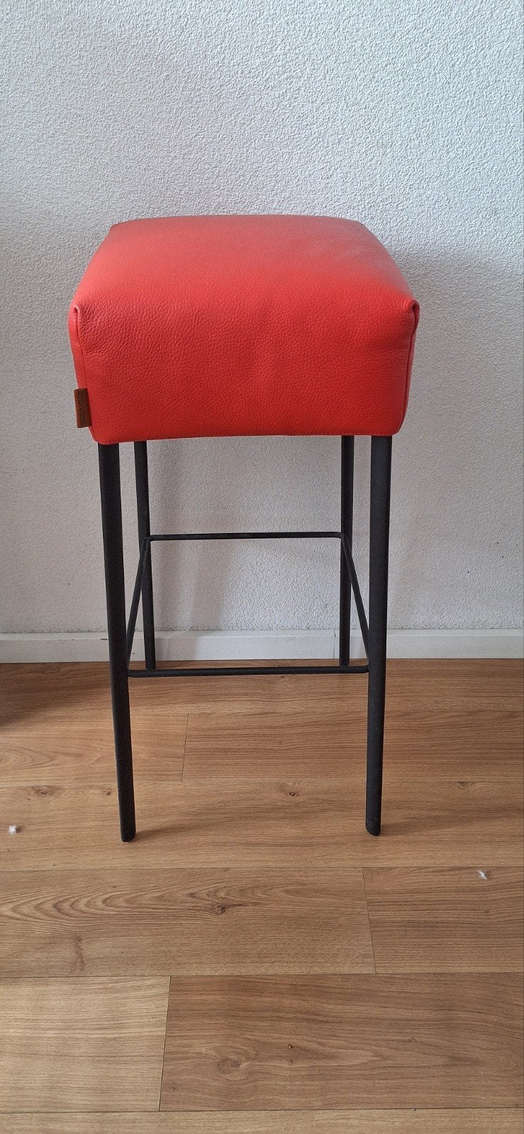 Montis barkruk Samba met rood lederen zitting, Huis en Inrichting, Met voetsteun, 60 tot 90 cm, Ophalen of Verzenden, Zo goed als nieuw