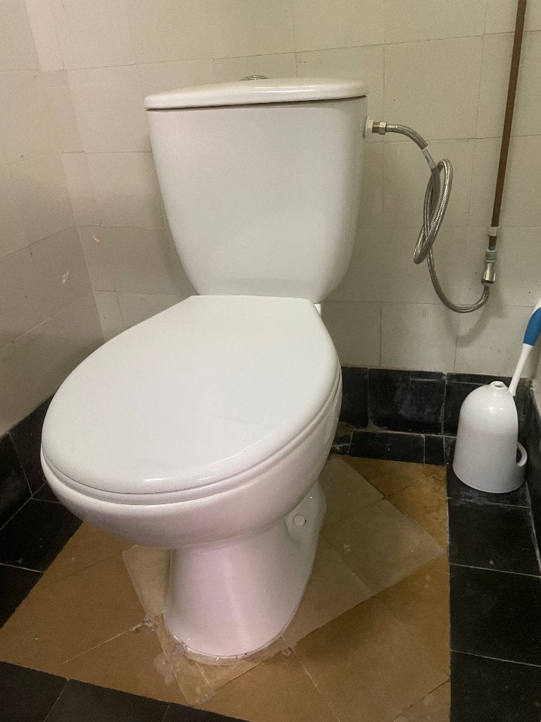 Toiletpot met spoelreservoir en flexibele afvoer., Ophalen, Zo goed als nieuw, Toilet