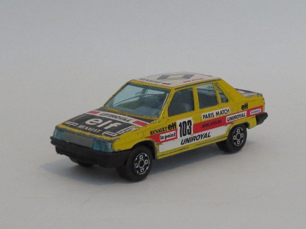 Gele Renault 9 met rallystickers, Bburago, 1:43, igst, Hobby en Vrije tijd, Modelauto's | 1:43, Ophalen of Verzenden, Gebruikt