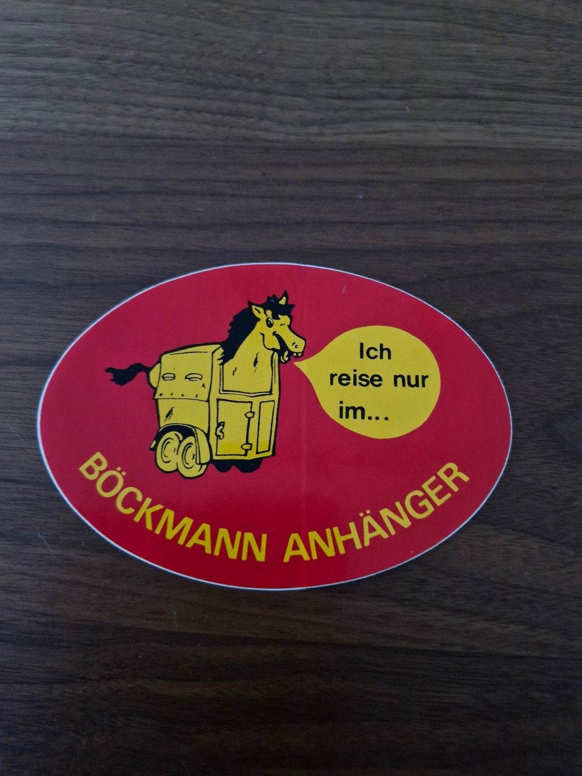 700 Böckmann Aanhanger Sticker - Ik reis alleen in..., Ophalen of Verzenden, Nieuw, Auto of Motor