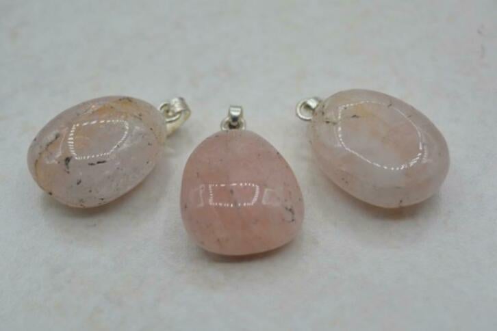 Aardbeienkwarts hangertje met zilveren hangeroogje, Verzamelen, Mineralen en Fossielen, Ophalen of Verzenden, Mineraal