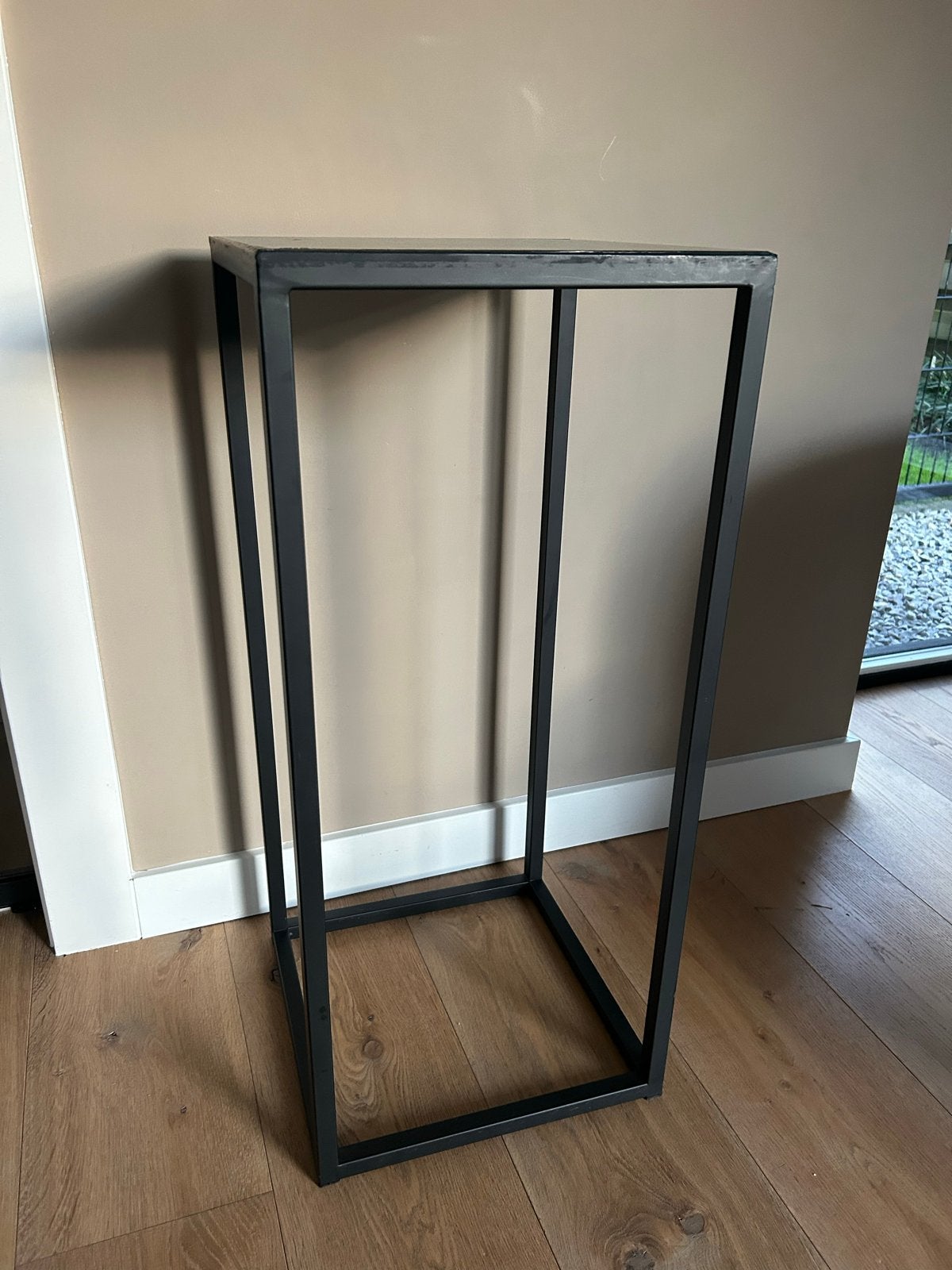 Zwarte metalen plantentafel / bijzettafel, Ophalen, Minder dan 55 cm, Metaal of Aluminium, Vierkant