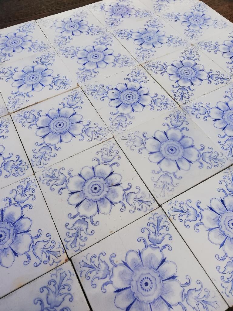 30 antieke wandtegels met lichtblauwe bloem 12x12cm, Ophalen