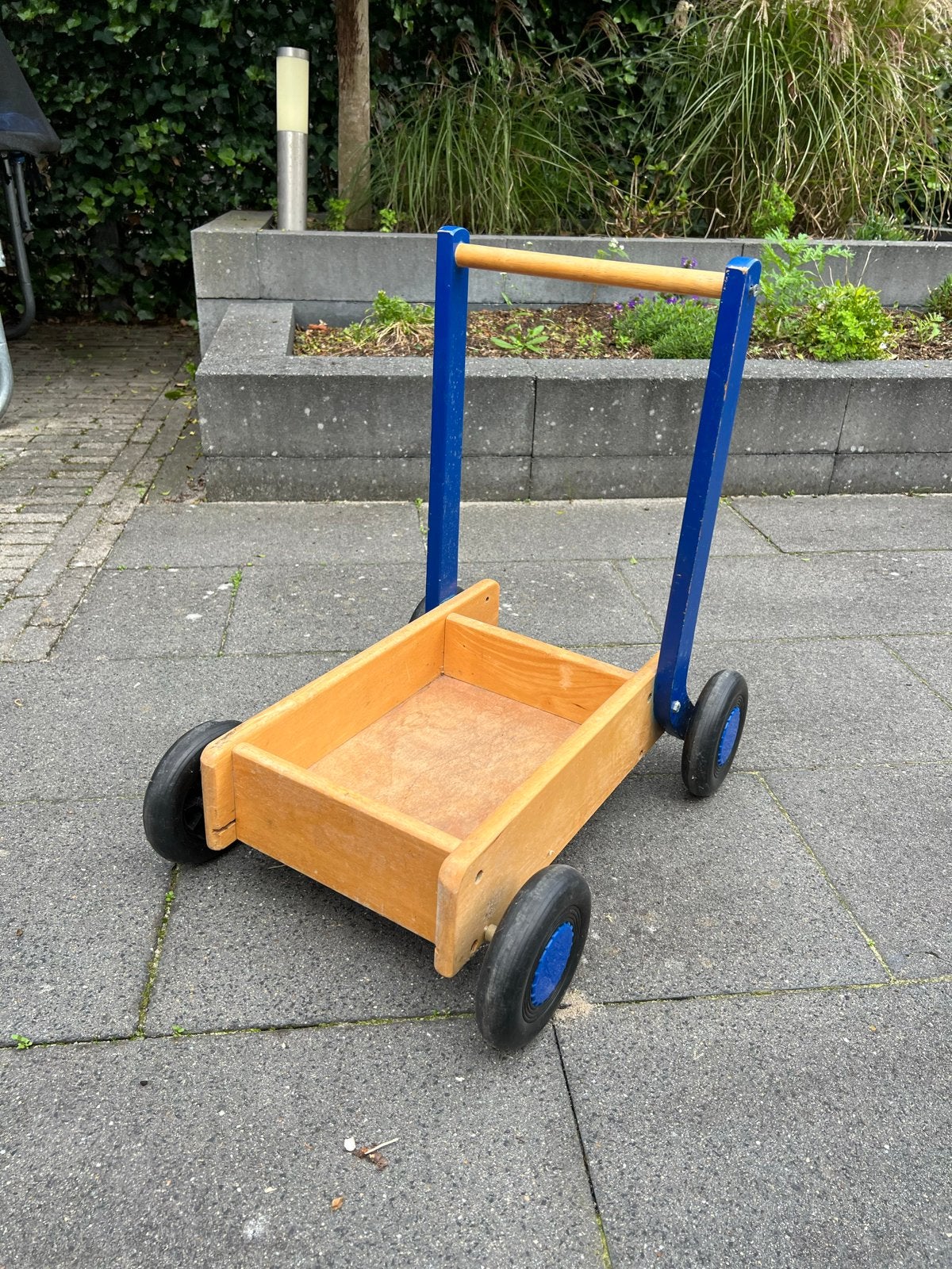 Houten loopwagen met blauwe duwstang, Kinderen en Baby's, Ophalen, Gebruikt, Duw- of Trekspeelgoed
