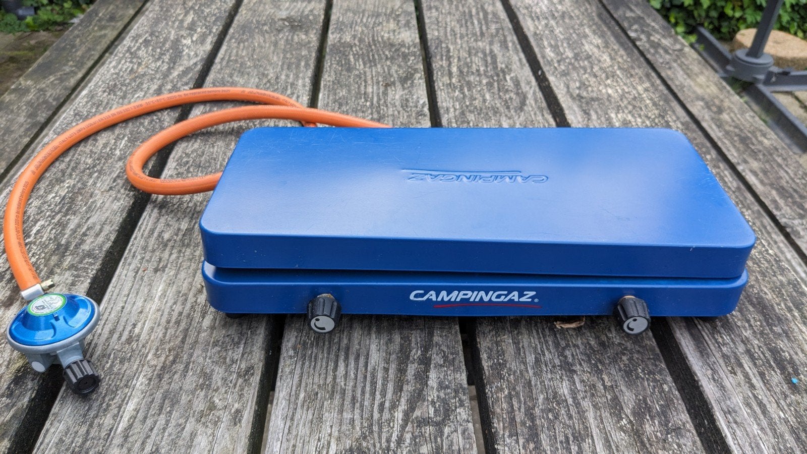 Campingaz 2-pits gasfornuis met slang en drukregelaar, Ophalen of Verzenden, Zo goed als nieuw