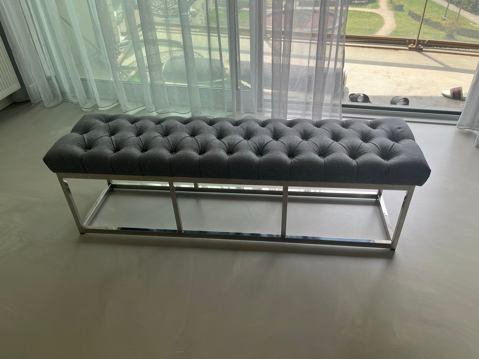 Stijlvol Zitbankje - Grijs met Chrome Onderstel (145x45x39), Ophalen, Minder dan 75 cm, Driepersoons, Zo goed als nieuw