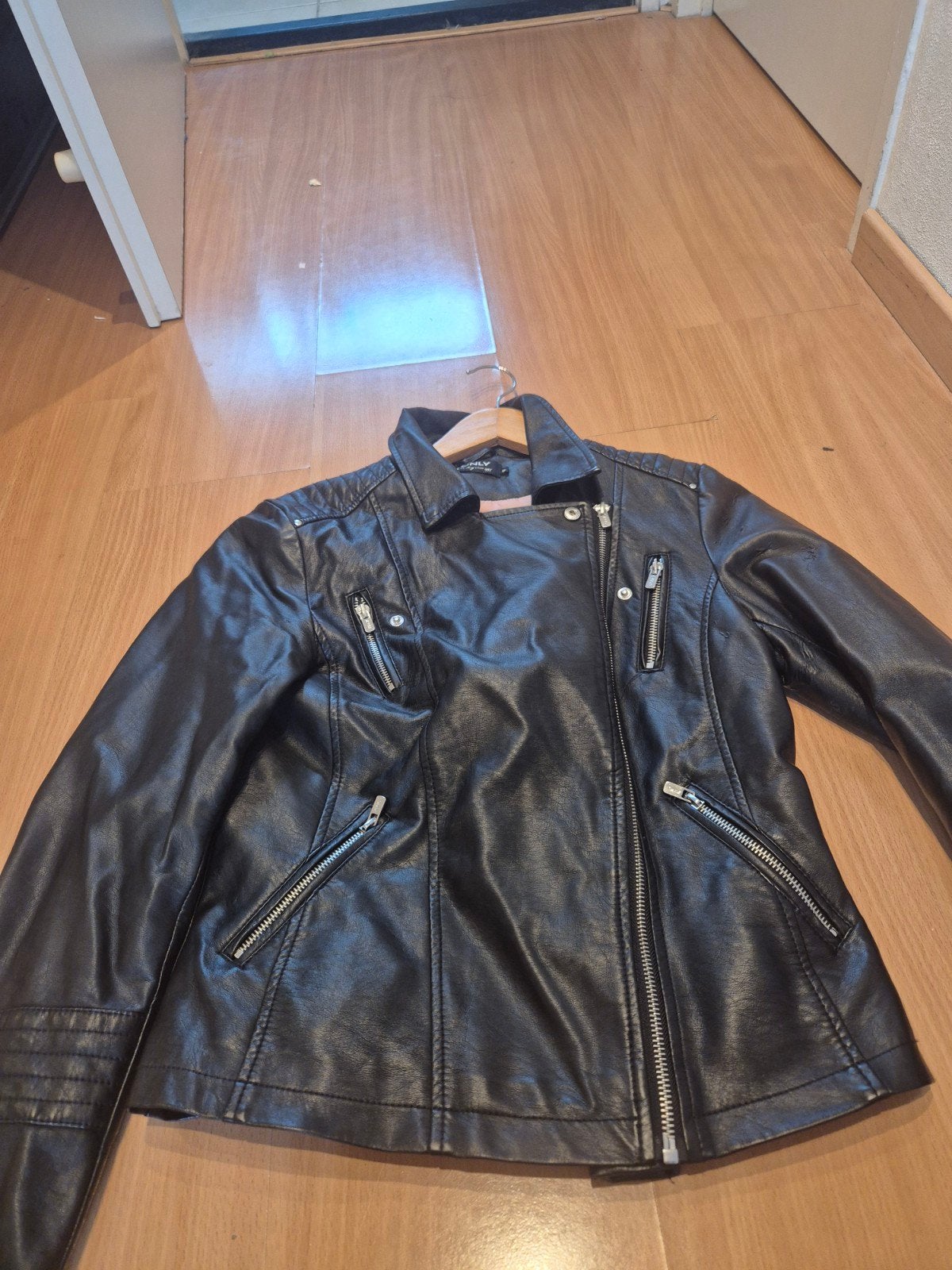 Gratis: Stoer zwart bikerjack (Maat S) – Heeft liefde nodig!, Kleding | Dames, ONLY, Ophalen of Verzenden, Gedragen